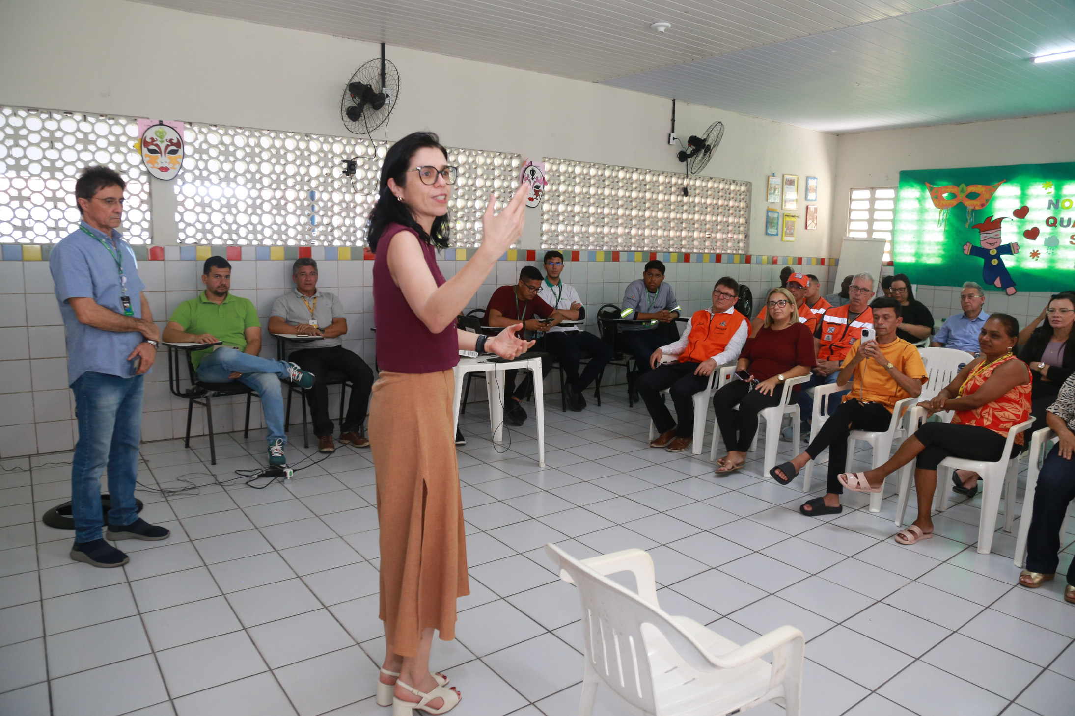 grupo pessoas reunidas em uma sala